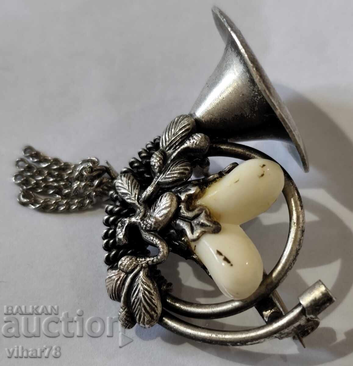 Veche broșă de argint cu motive de vânătoare cu preț € 129.99 | 254.24 BGN