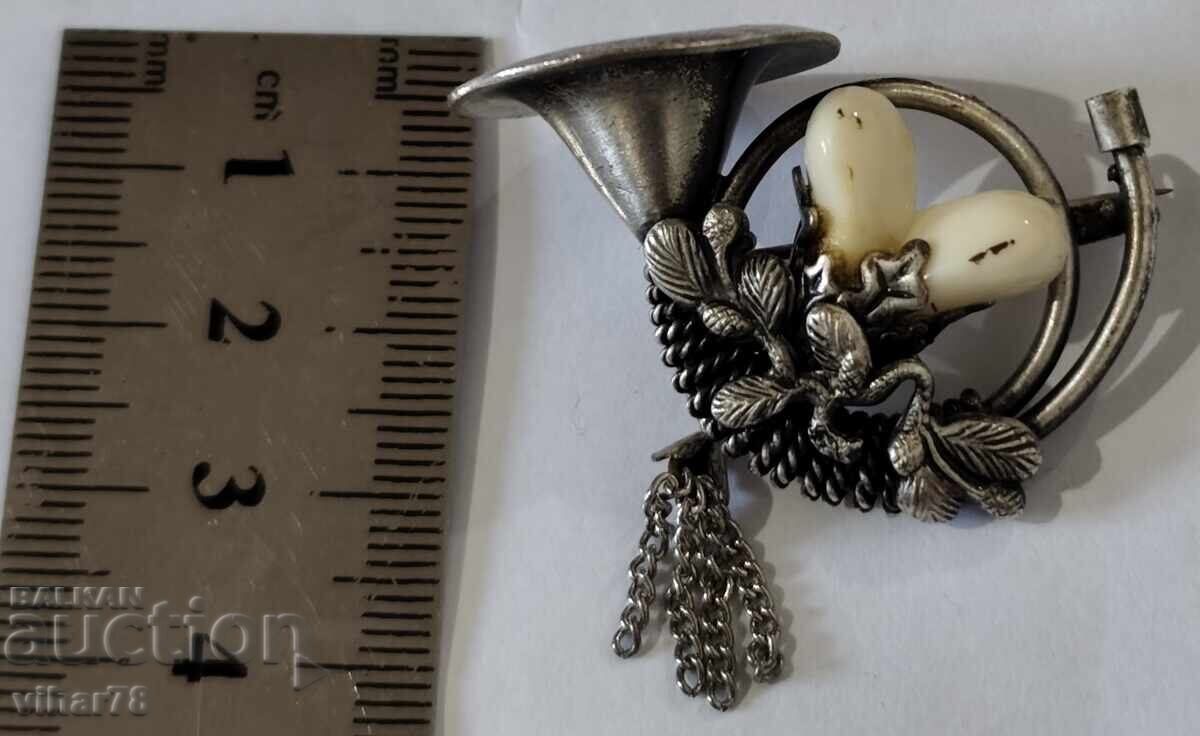 Licitație Veche broșă de argint cu motive de vânătoare
