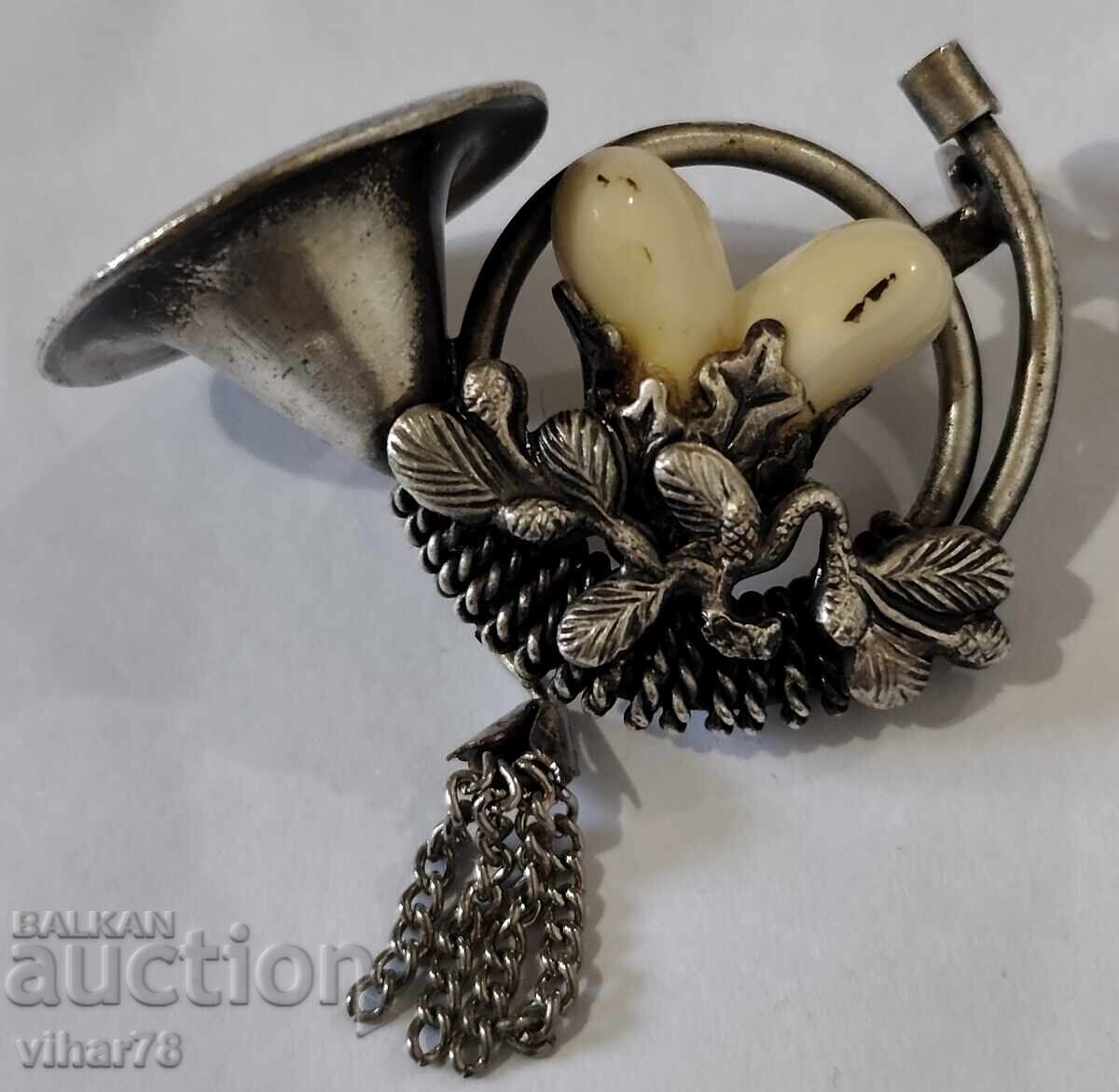 Veche broșă de argint cu motive de vânătoare