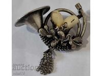 Παλιά ασημένια καρφίτσα με κυνηγετικά μοτίβα