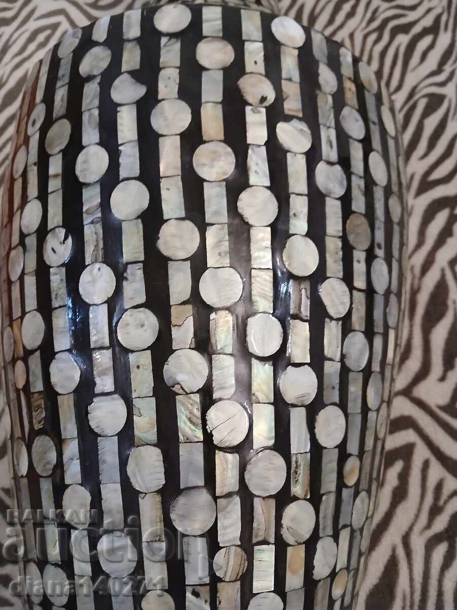 Vază mare /78 cm/ frumoasă, bogat ornamentată cu sidef cu preț € 60.00 | 117.35 BGN