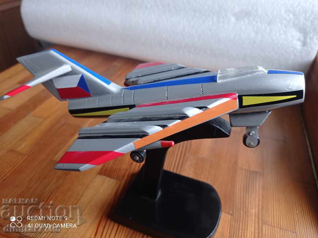 Δημοπρασία Ένα ξύλινο αεροπλάνο