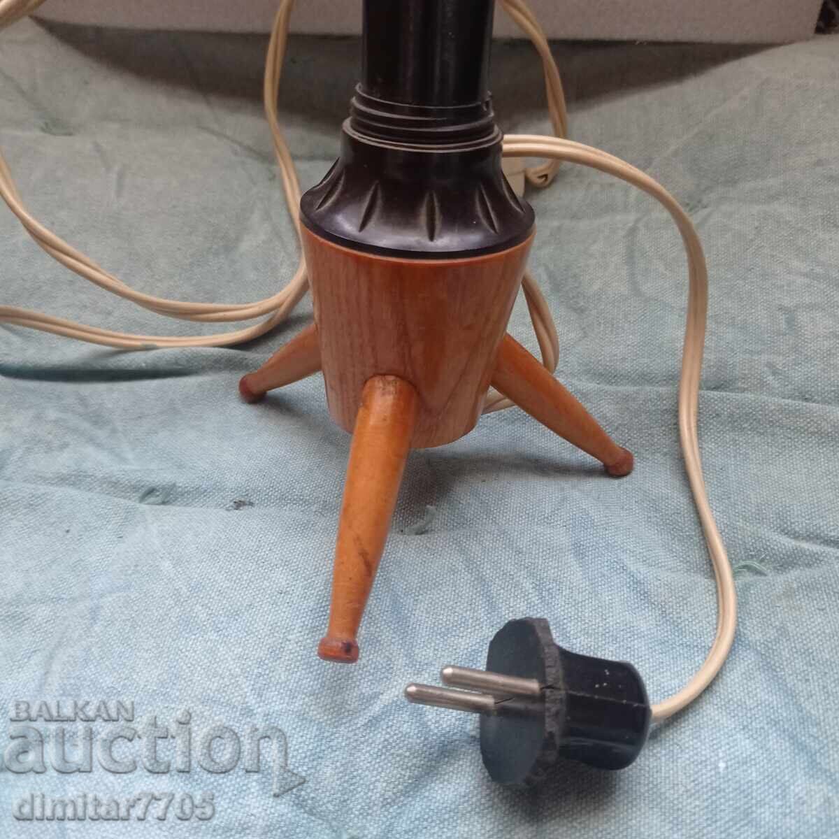 Аукцион Ретро настолна декоративна лампа Аукцион Ретро настолна декоративна лампа