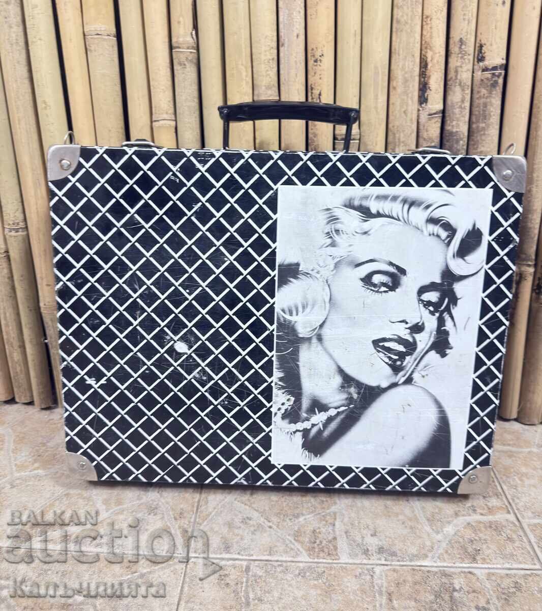 Valiză pentru machiaj din anii '60 cu preț € 100.00 | 195.58 BGN