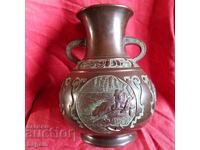 Vas de bronz. Palatul Hue