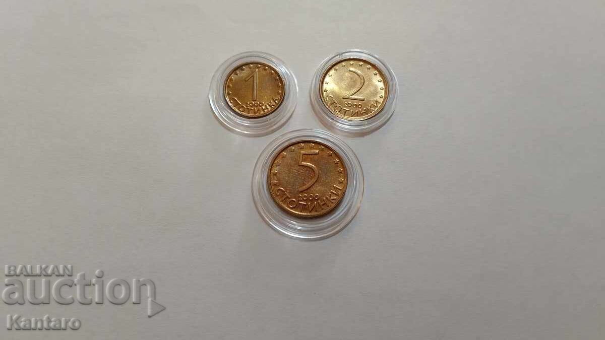 Monedă - BULGARIA - Lot - 1 ; 2 ; 5 stotinke - 2000 g cu preț € 1.00 | 1.96 BGN Monedă - BULGARIA - Lot - 1 ; 2 ; 5 stotinke - 2000 g cu preț € 1.00 | 1.96 BGN