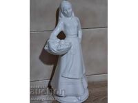 Figurină din porțelan bulgăresc, femeie în costum popular cu coș, 1975