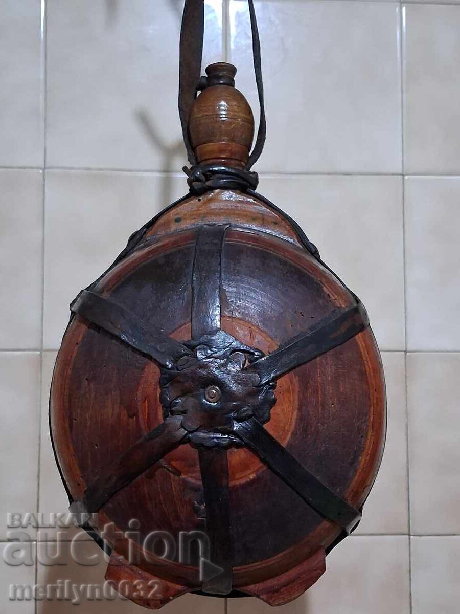 Licitație Bucurie veche sculptată manual, butoiaș primitiv din lemn