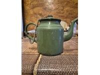 Винтидж емайлиран чайник от социалистическия период.