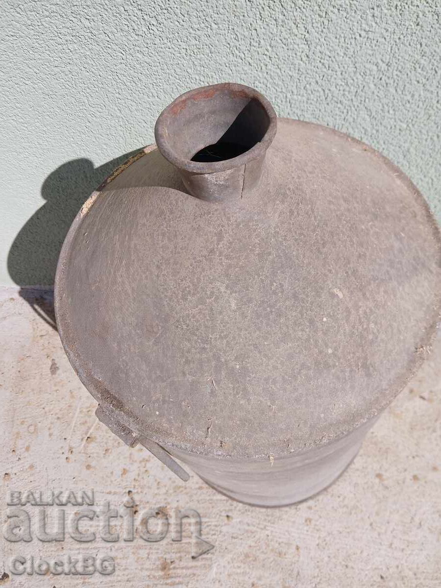 Recipient vechi metalic pentru petrol / kerosen Importat din Olanda cu preț € 29.99 | 58.66 BGN