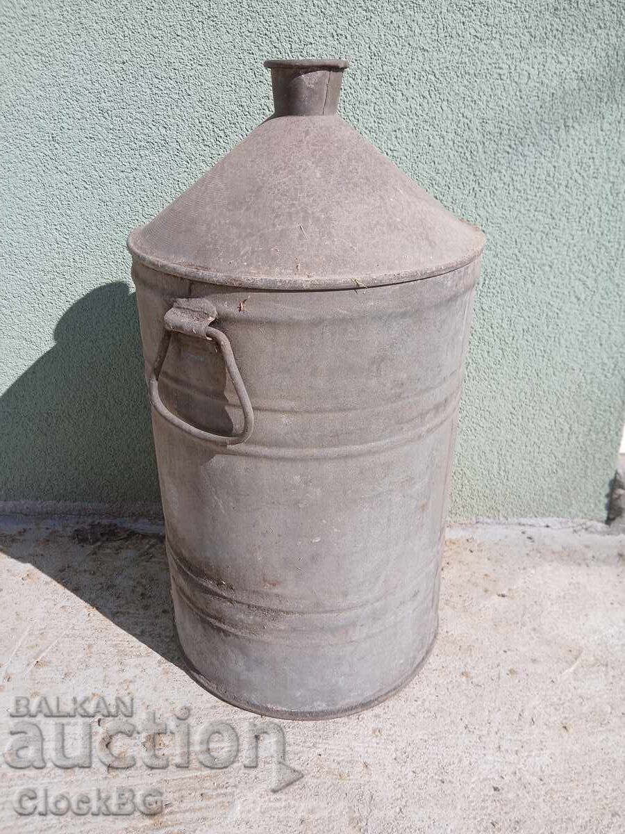 Παλιό μεταλλικό δοχείο για πετρέλαιο / κηροζίνη Εισαγωγή από την Ολλανδία Παλιό μεταλλικό δοχείο για πετρέλαιο / κηροζίνη Εισαγωγή από την Ολλανδία
