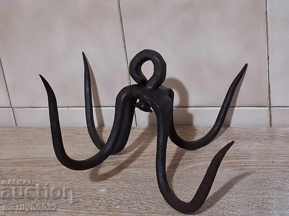 Licitație Cârlig forjat vechi pentru curățat fântâni, cu patru cârlige