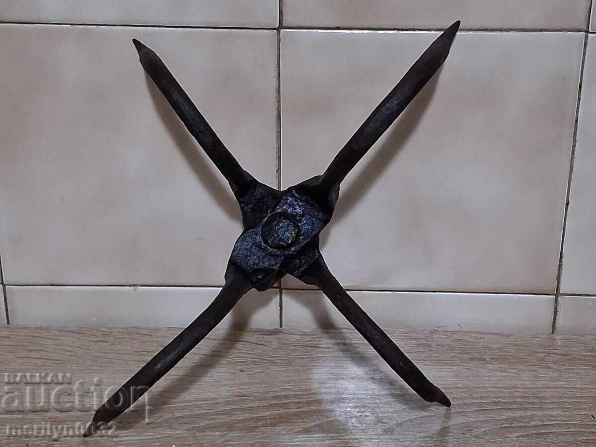 Livrarea Cârlig forjat vechi pentru curățat fântâni, cu patru cârlige