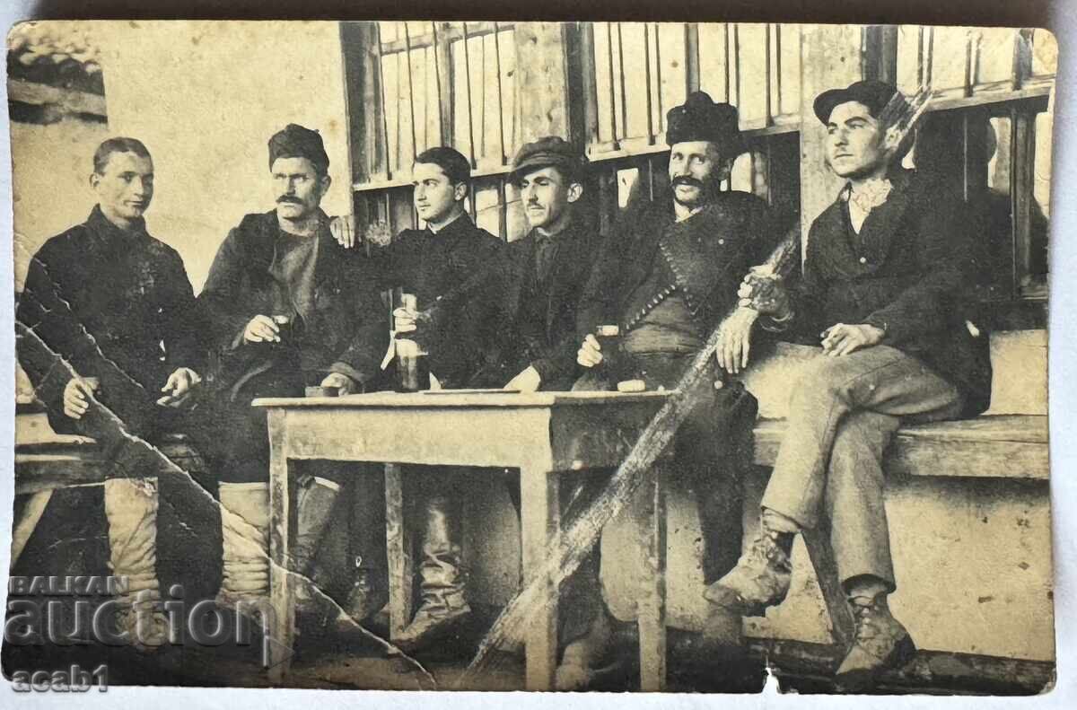 Bărbați la o țuică în ziua grevei s. Fachia