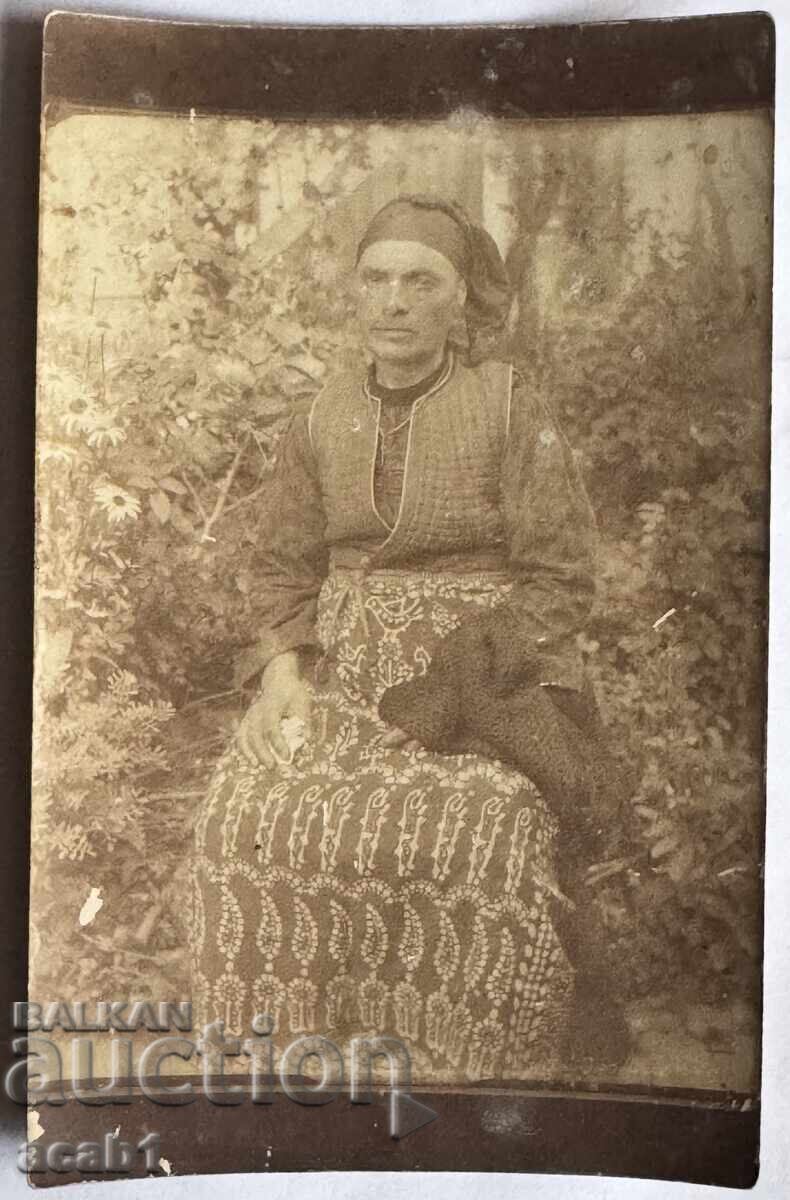 Femeie în costum popular