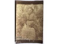 Femeie în costum popular