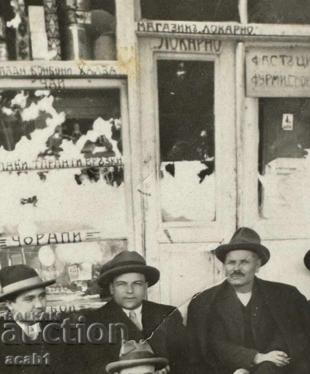 Bărbați în fața magazinului cu preț € 4.99 | 9.76 BGN