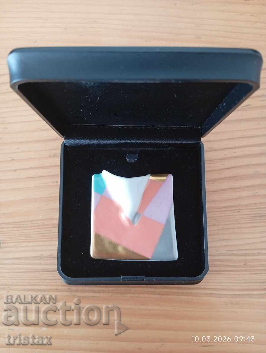 Delivery of Porcelain brooch by Rosenthal, Art Deco style