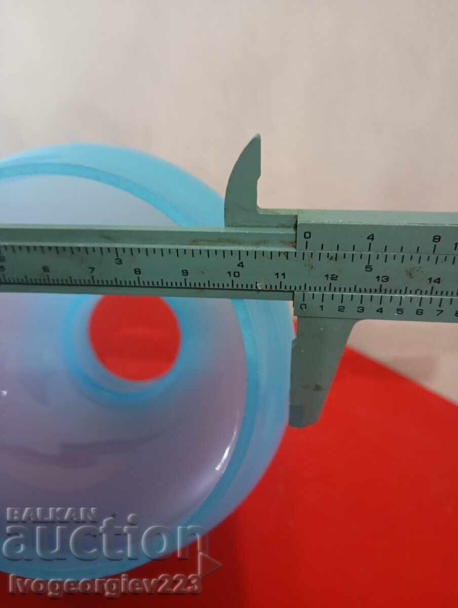 Delivery of Glass dome for a lamp