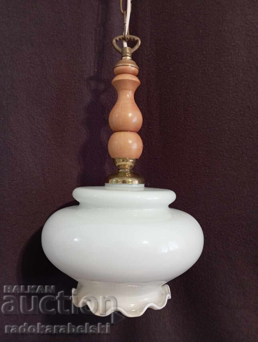 Όμορφος πολυέλαιος με λευκό γυάλινο αμπαζούρ με τιμή € 9.90 | 19.36 BGN