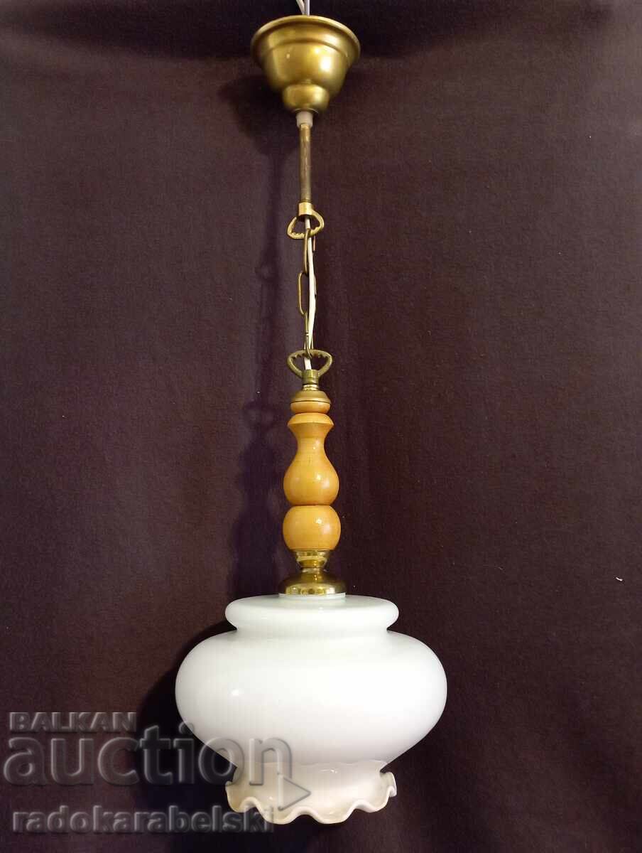 Όμορφος πολυέλαιος με λευκό γυάλινο αμπαζούρ