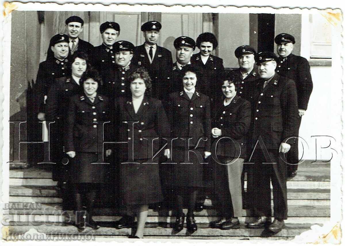 FOTOGRAFIE VECHE CU CEFERIȘTI FOTOGRAFIAȚI ÎN FAȚA GĂRII J347 FOTOGRAFIE VECHE CU CEFERIȘTI FOTOGRAFIAȚI ÎN FAȚA GĂRII J347