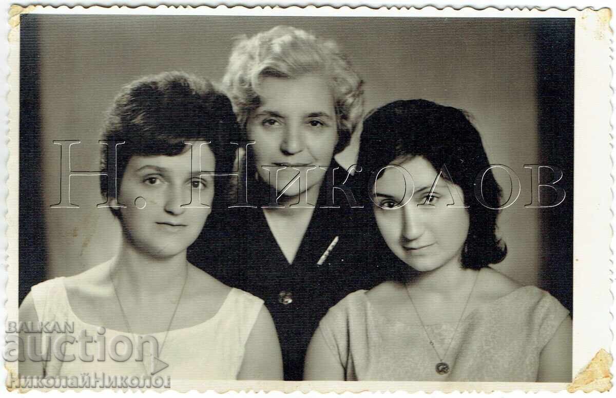 FOTOGRAFIE VECHE SOFIA FAMILIA MILANOVI ÎN STUDIO J348
