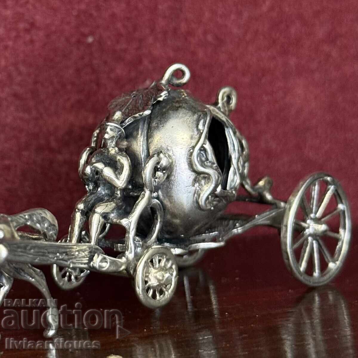 Livrarea Srebyrna miniatyurna kalyaska – dekorativna figura. Livrarea Srebyrna miniatyurna kalyaska – dekorativna figura.