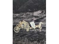 Сребърна миниатюрна каляска – декоративна фигура.