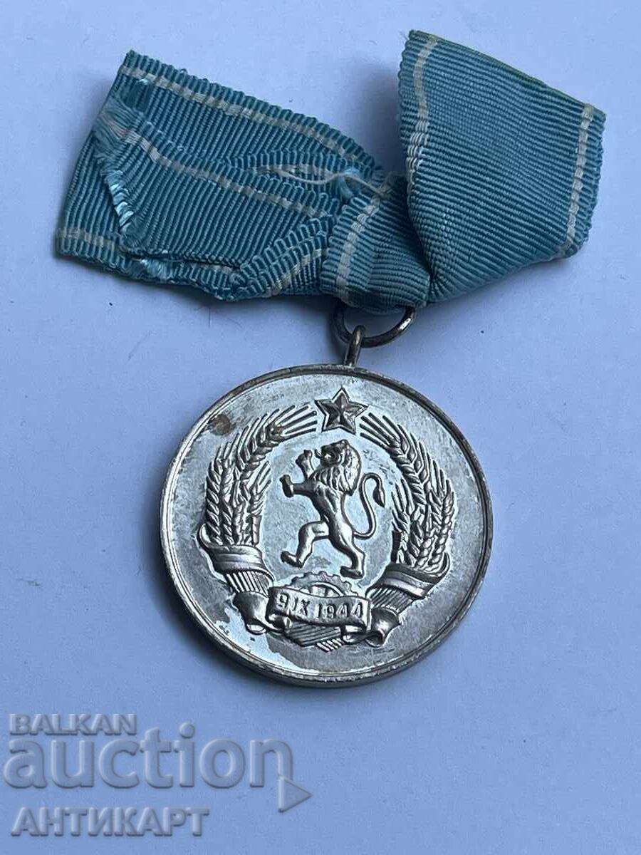 рядък медал За майчинство с лента II степен с цена € 4.00 | 7.82 лв.