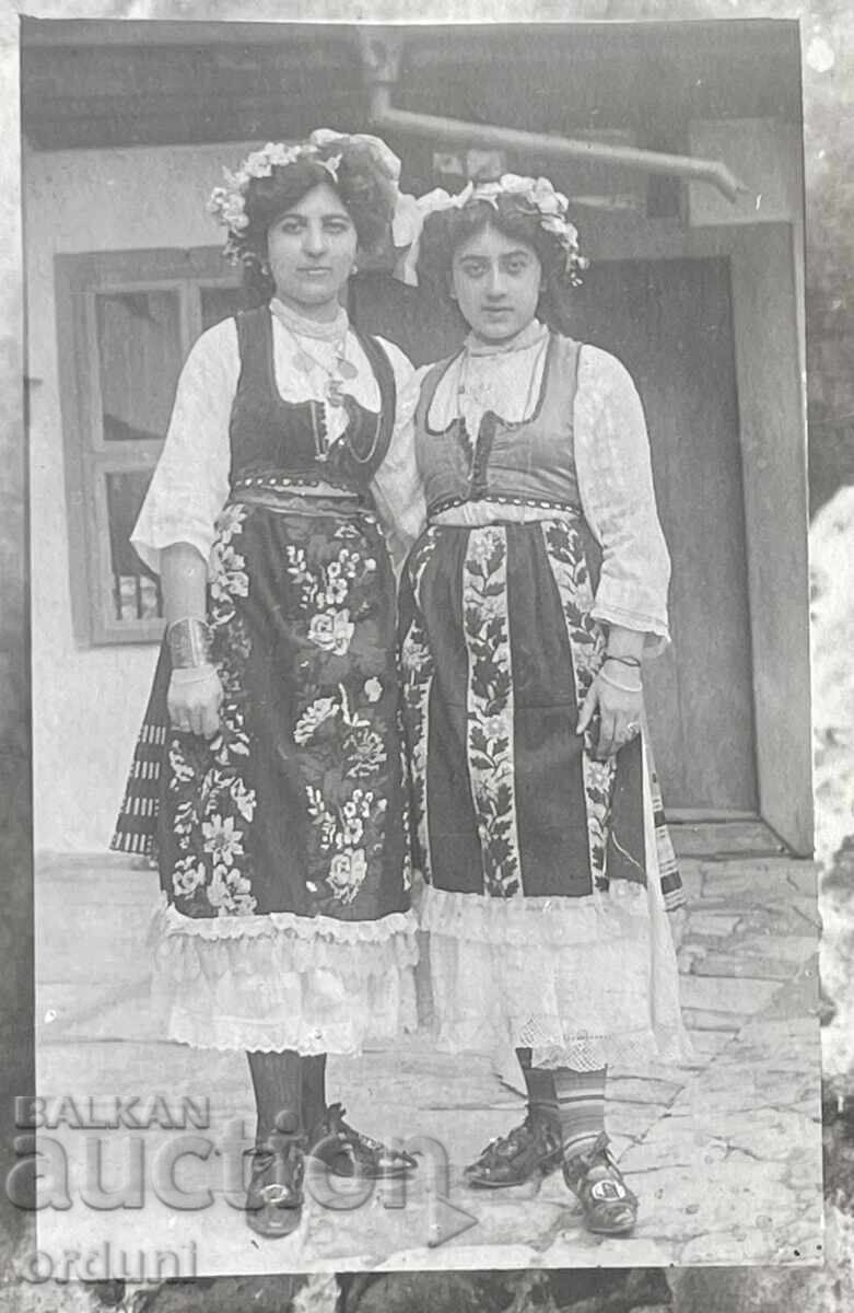 5658 Tsarstvo Bŭlgariya două fete în costume populare din regiunea Shumen cu preț € 30.00 | 58.67 BGN