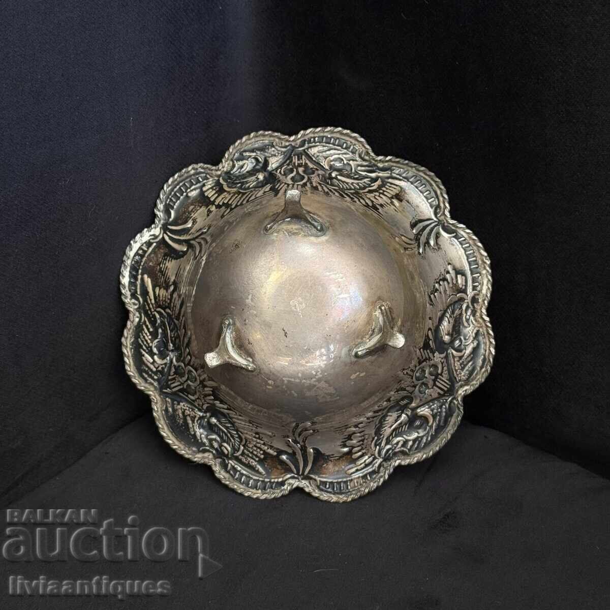 Livrarea Krasiva dekorativna kupa, izrabotena ot masivno srebro Livrarea Krasiva dekorativna kupa, izrabotena ot masivno srebro