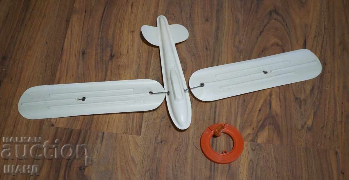 Vechi zmeu polonez din plastic, avion, cu cutie cu preț € 12.25 | 23.96 BGN