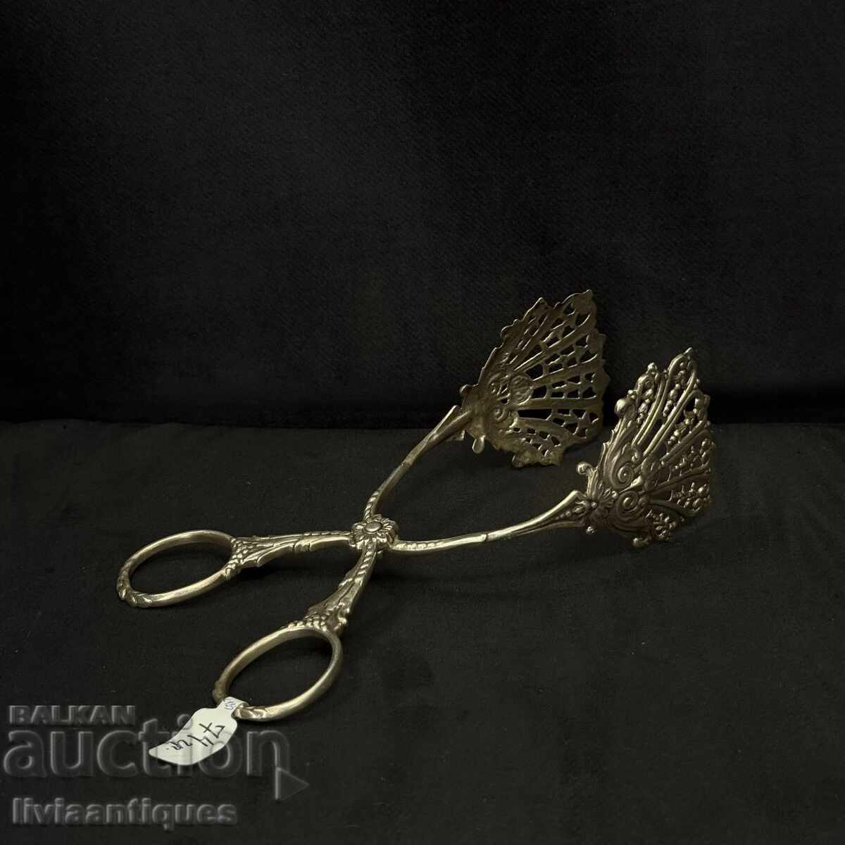 Щипката е с изключително красива декоративна изработка Щипката е с изключително красива декоративна изработка