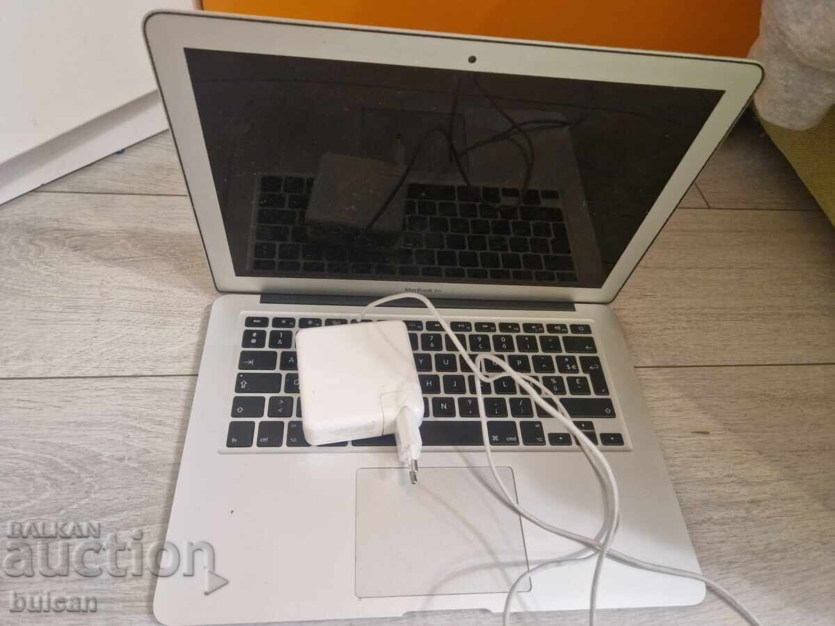 Vand laptop marca apple cu incarcator