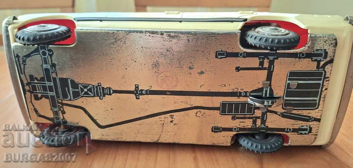 Livrarea Cărucior vechi Fiat 125P Polonez Livrarea Cărucior vechi Fiat 125P Polonez