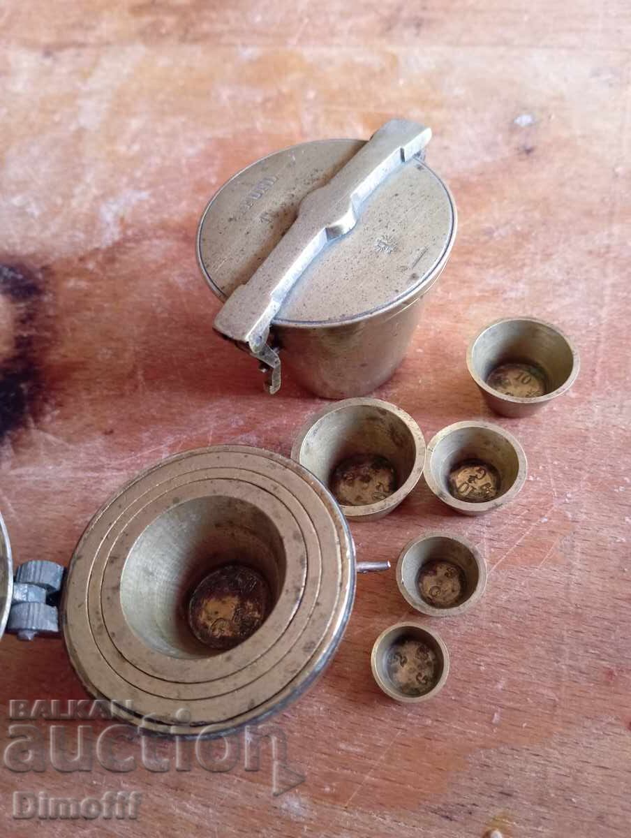 Бронзови аптекарски теглилки