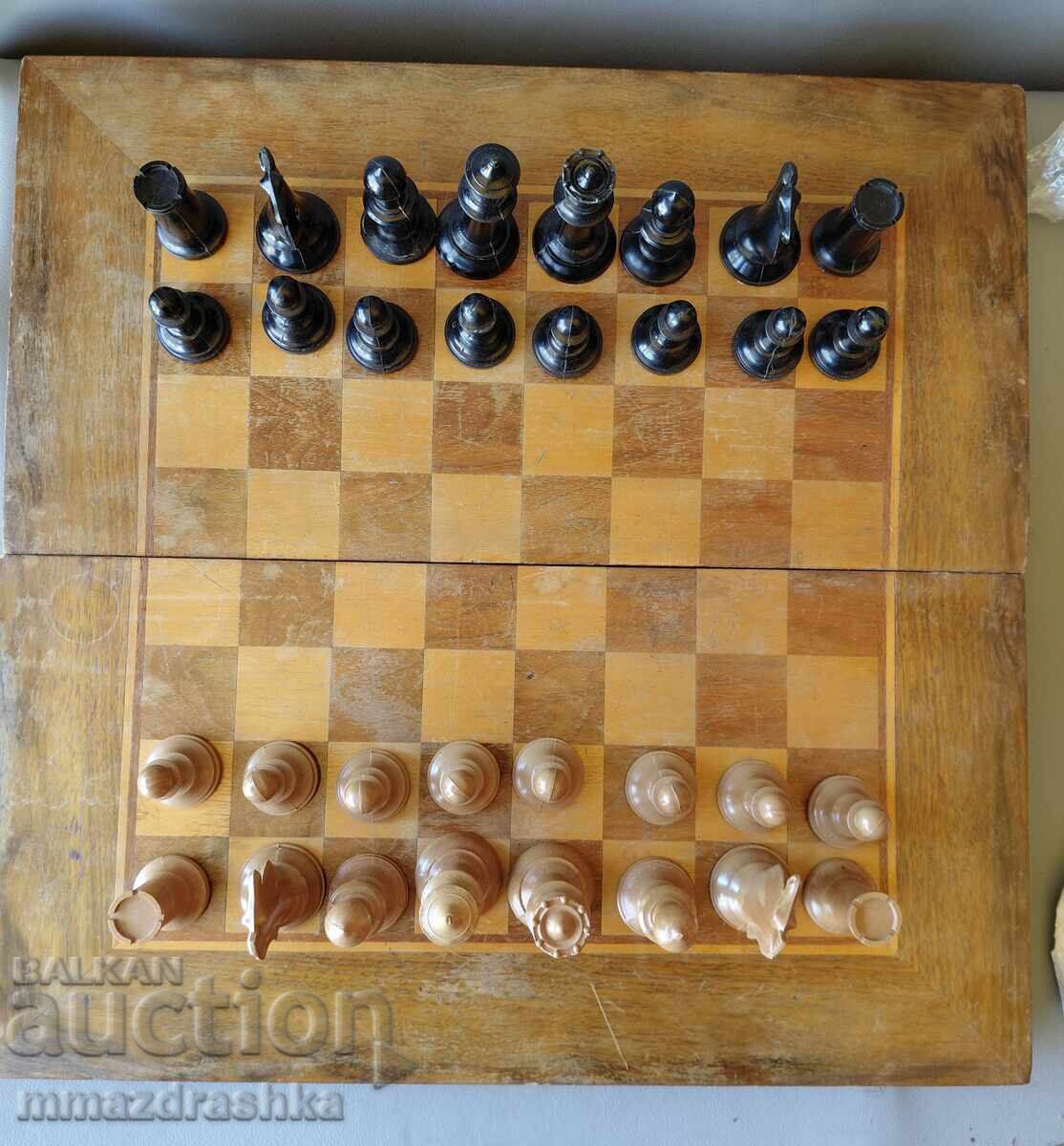 Μεγάλο παλιό σκάκι με ταμπλό