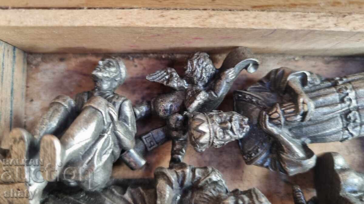 Παλιές μεταλλικές φιγούρες με τιμή € 20.00 | 39.12 BGN