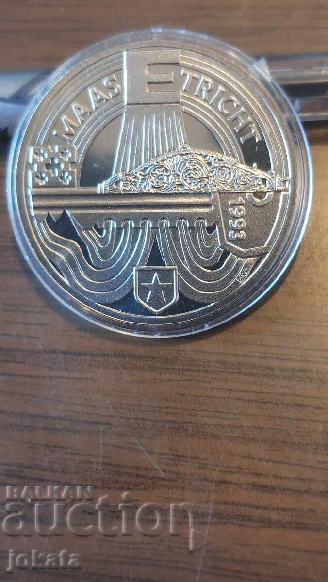 2 1/2 evr με τιμή € 18.00 | 35.20 BGN