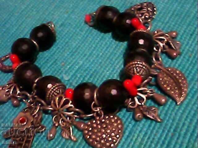 Brățară frumoasă cu talismane argintate