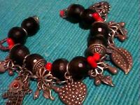 красива гривна със посребрени талисмани