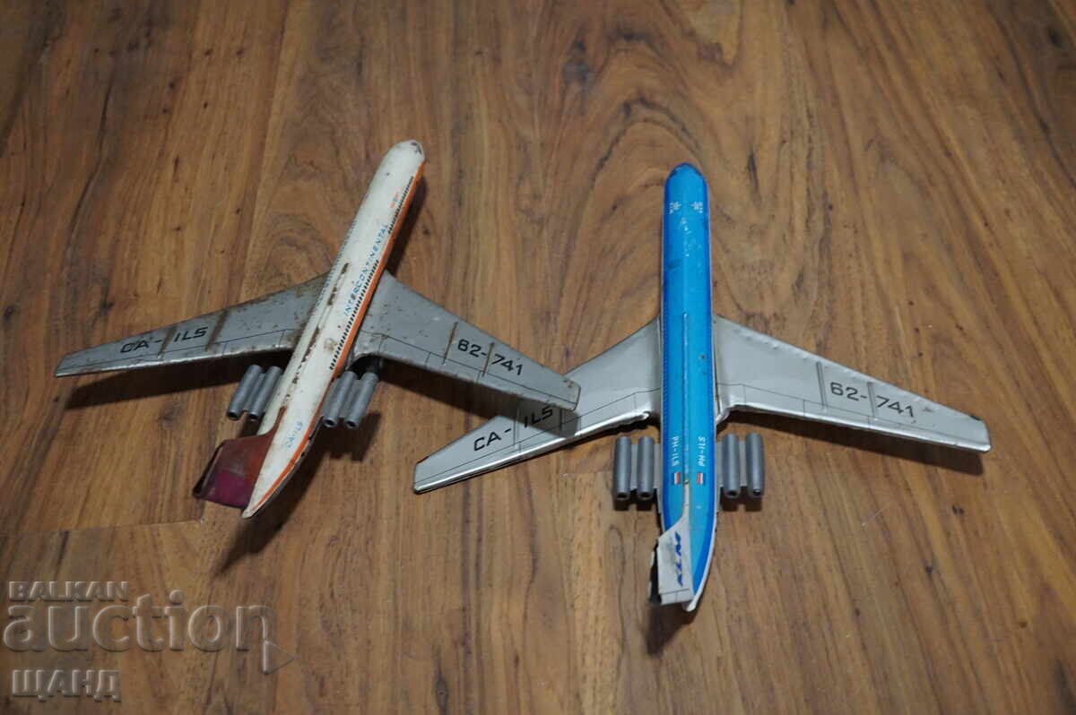 Аукцион IL 62 Стара метална ламаринена играчка модел самолет 2 бр