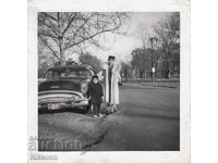 femeie cu copil, fără text, mașină retro