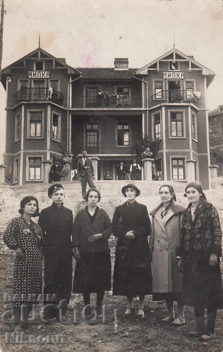 Casă frumoasă tip duplex cu inscripții "Milka"