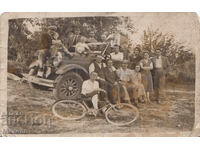 Mașină retro, picnic, acordeon, bicicletă