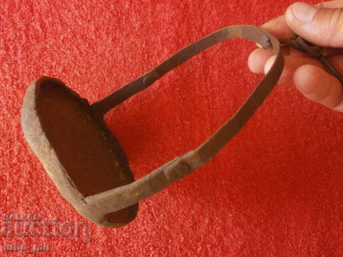 Доставка на СТАРИННА КОВАНА МАСЛЕНА ЛАМПА