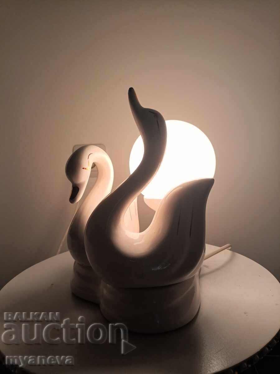 Πορσελάνινη, παλιά επιτραπέζια λάμπα με ερωτευμένους κύκνους από την Σοσιαλιστική Περίοδο