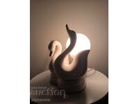 Πορσελάνινη, παλιά επιτραπέζια λάμπα με ερωτευμένους κύκνους από την Σοσιαλιστική Περίοδο