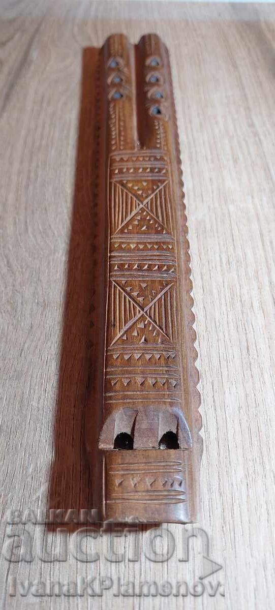 Licitație Flaut din lemn cu două capete pentru cunoscători